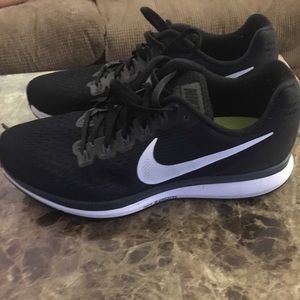 Women’s Nike Zoom Pegasus Size 9